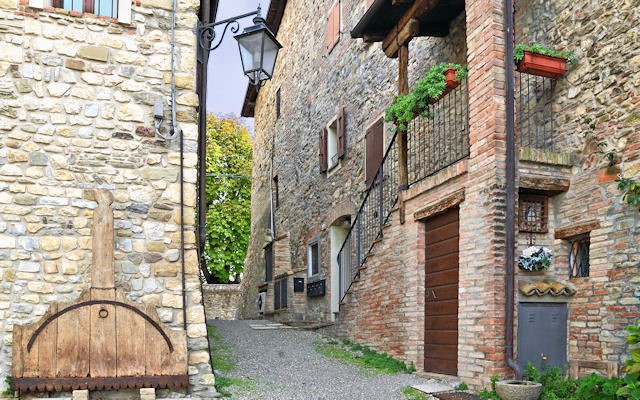 un vicolo del borgo Castello di Serravalle