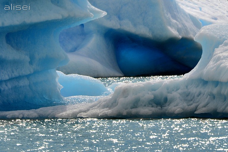 Le tante forme di iceberg  del lago