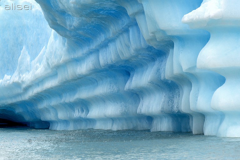 Curiose forme di un grande iceberg