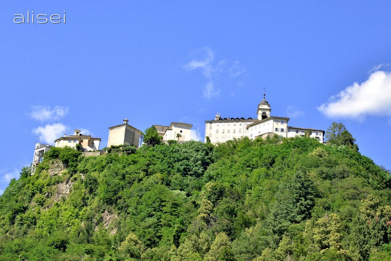 Il Sacro Monte visto dalla cittadina di Varallo
