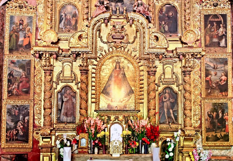 Altare maggiore chiesa Vergine Purificata di Canincunca a Wari