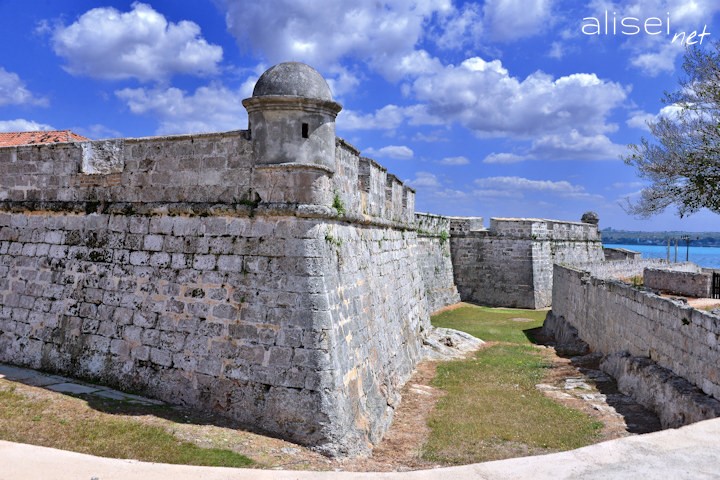 fossato esterno castello S. Severino Cuba