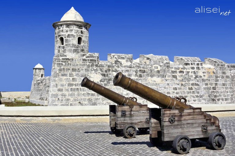 Piazzale antistante castello della Punta Avana