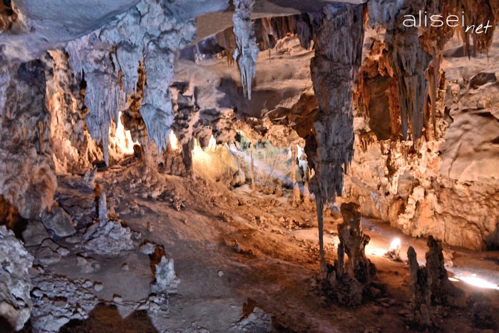 bella caverna con molte stalattiti Cueva san Tomas