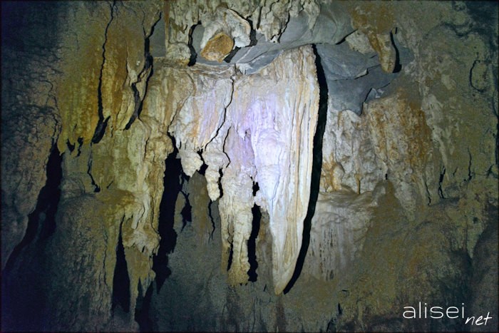 punto buio con stalattiti Cueva san Tomas