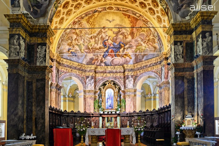 Presbiterio con altare maggiore basilica