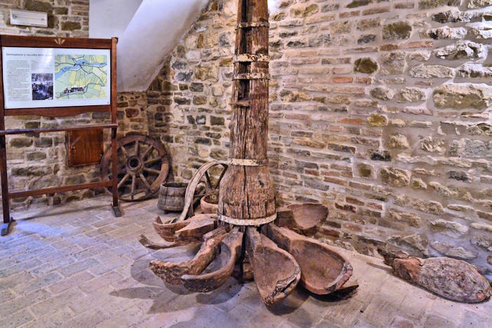 una pala verticale in legno di un mulino