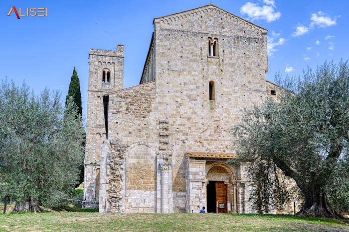 L'elegante facciata dell'Abbazia