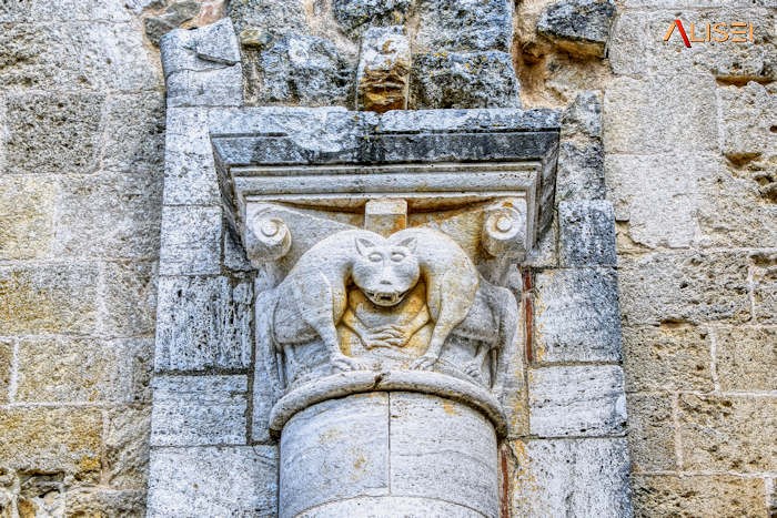 Leoni su un pilastro esterno abbazia