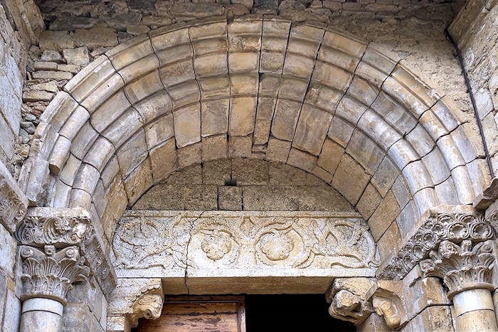 Architrave scolpito portale abbazia