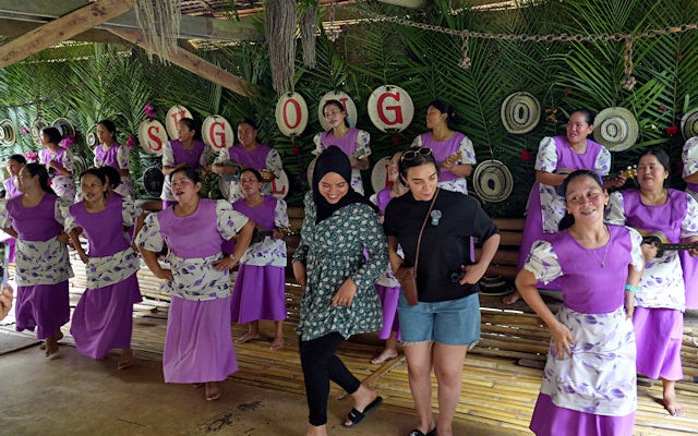 Palco sul fiume con canti e balli