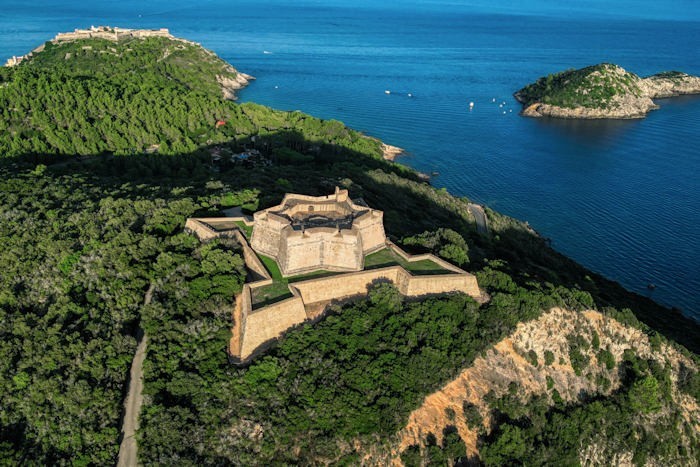 Forte Stella con veduta sul mare