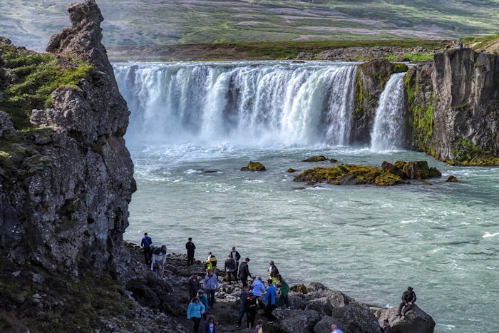 sentiro per la cascata dal basso