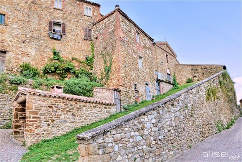 Il piccolo e isolato borgo di Monastero