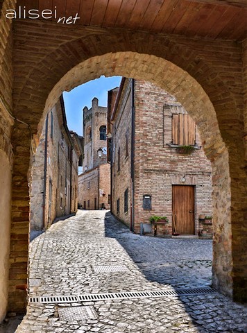 Unica porta d’accesso al borgo di Montefabbri