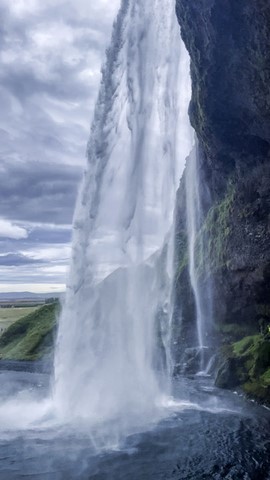 Cascata Seljalandsfoss da dietro