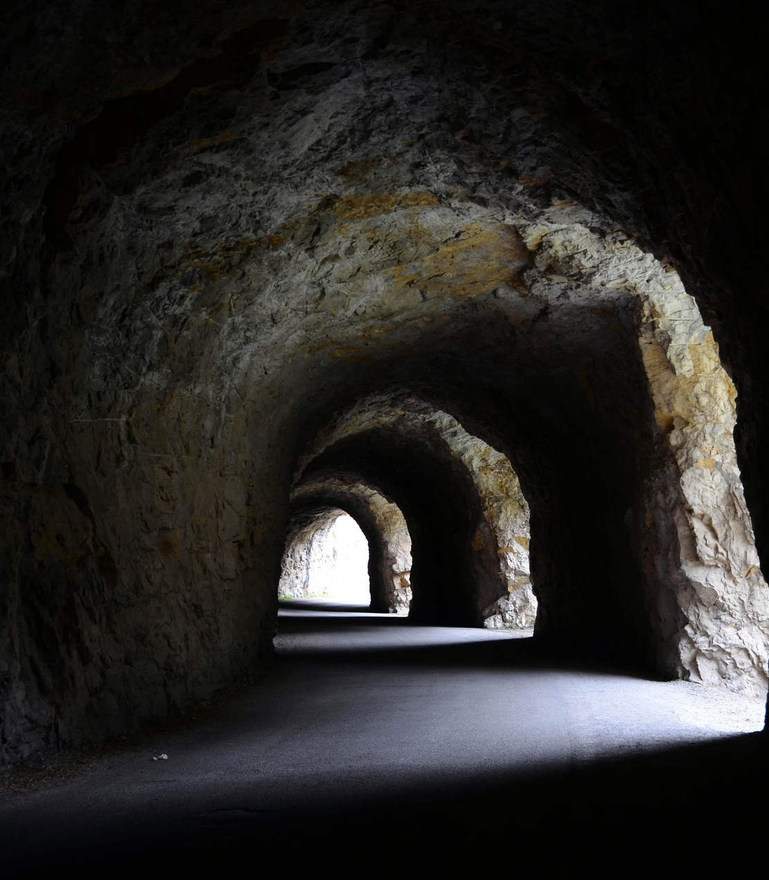 Corridoio sotterraneo con illuminazione fioca, evocativo di un rifugio della Seconda Guerra Mondiale