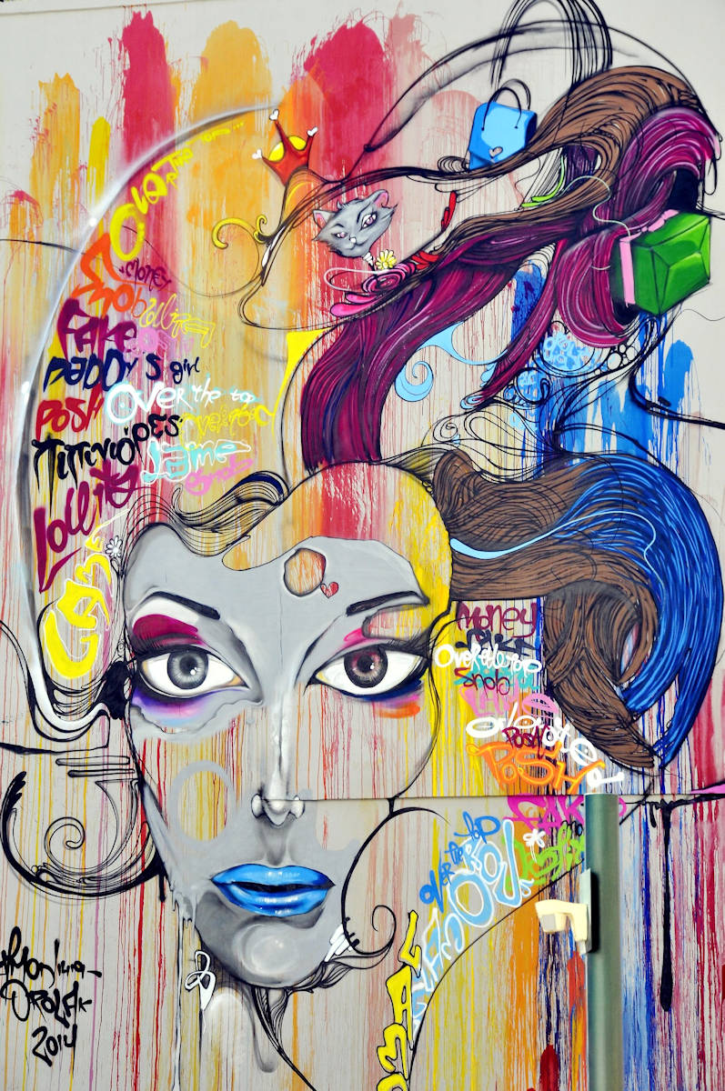 Murale di street art su un edificio industriale abbandonato, quartiere creativo