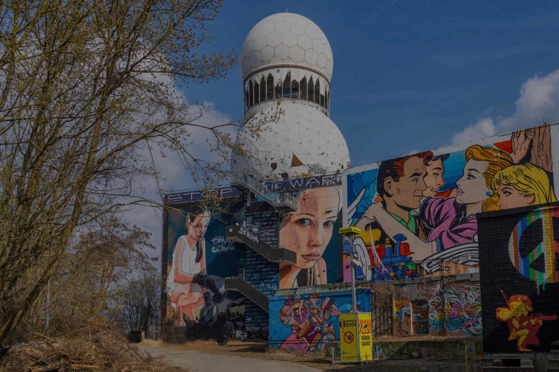 Cupole radar abbandonate della stazione spia di Teufelsberg tra il verde del bosco di Grunewald