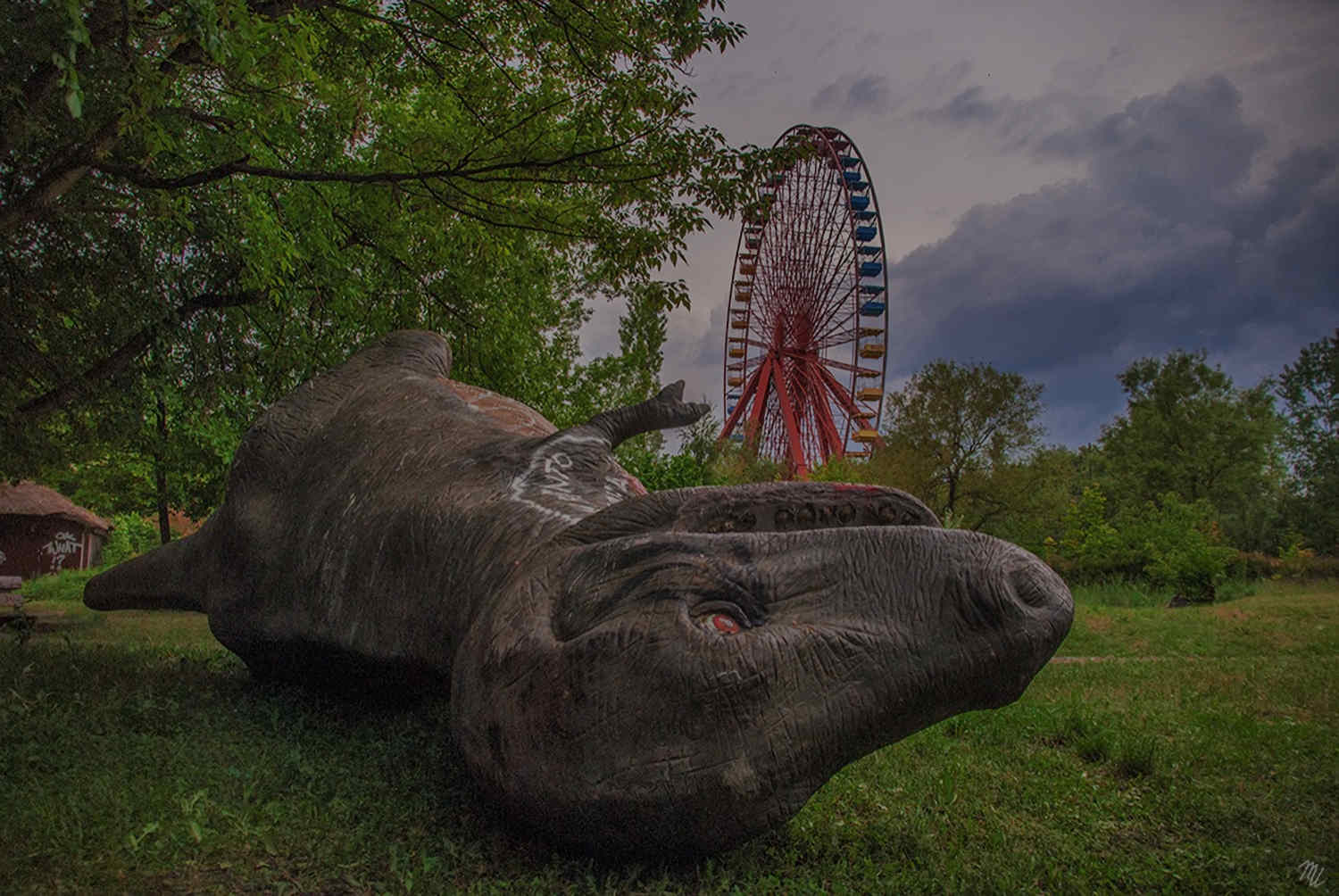 Ruota panoramica abbandonata tra la vegetazione del Plänterwald, resti dello Spreepark