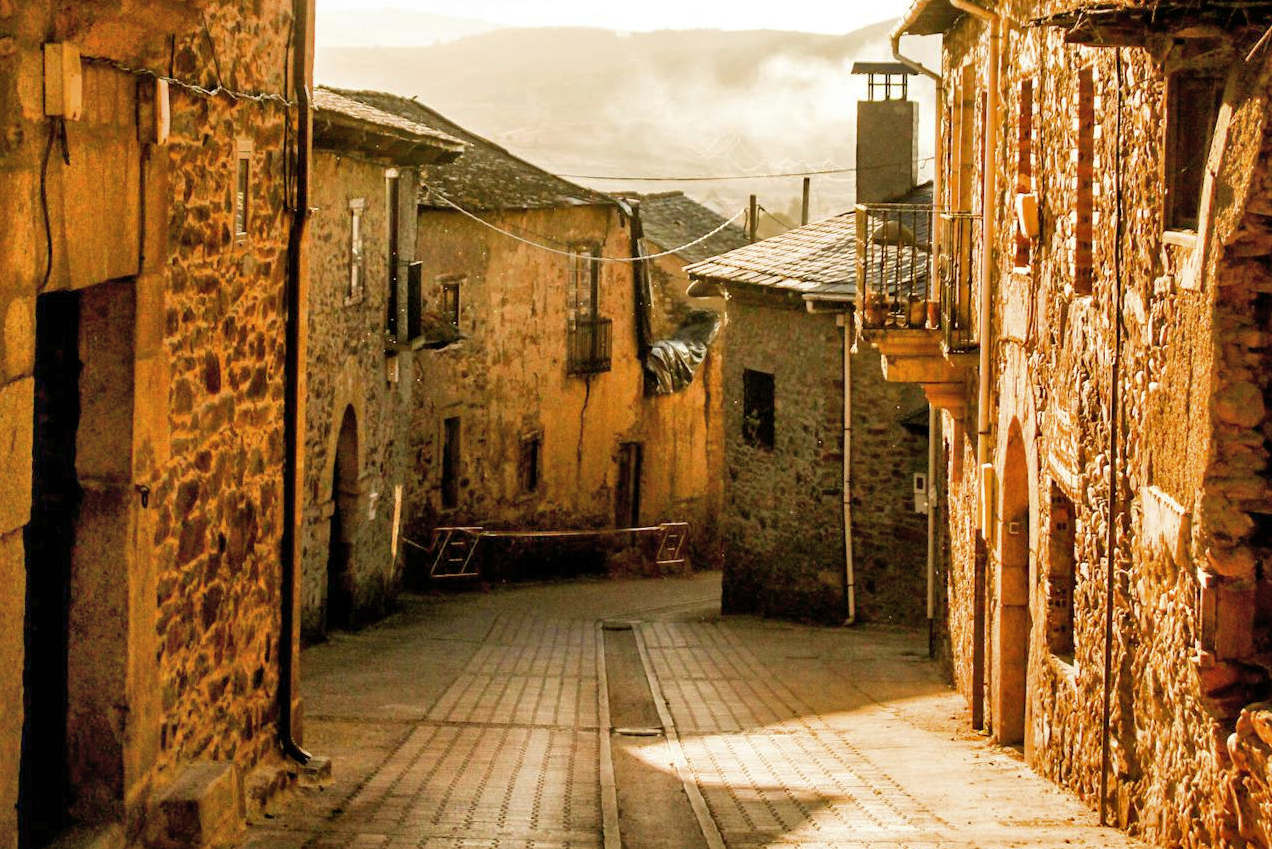 Villaggio di pietra nera tra le montagne della Sierra Norte