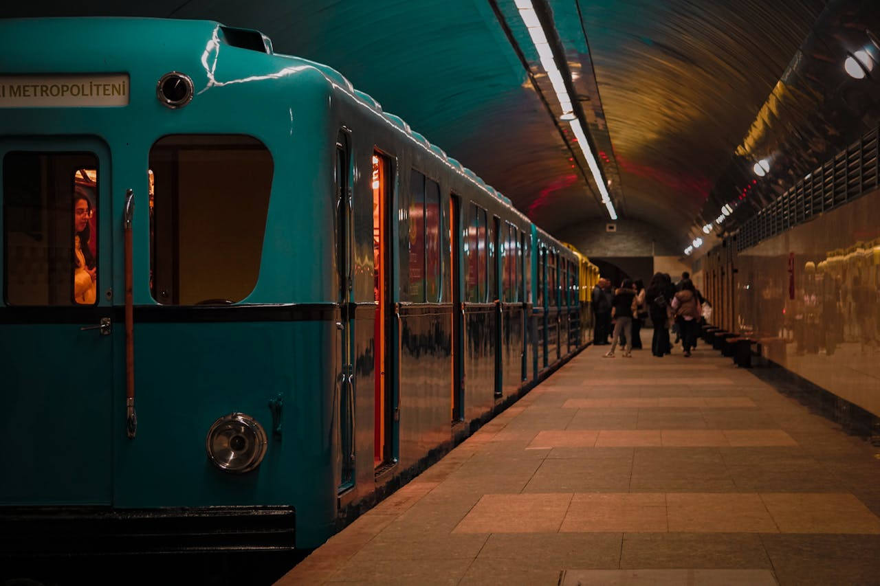 Galleria sotterranea della metropolitana, piastrelle antiche e banchina abbandonata