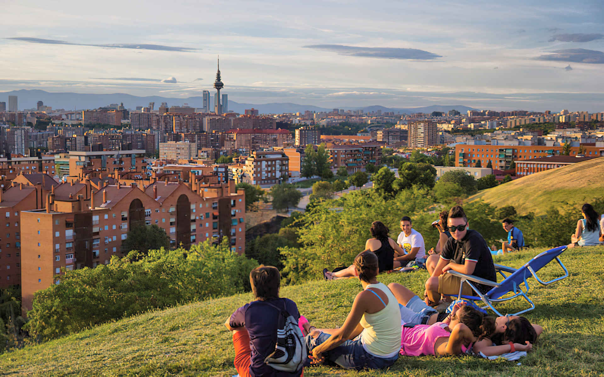 Tramonto panoramico sullo skyline di Madrid visto dalle colline