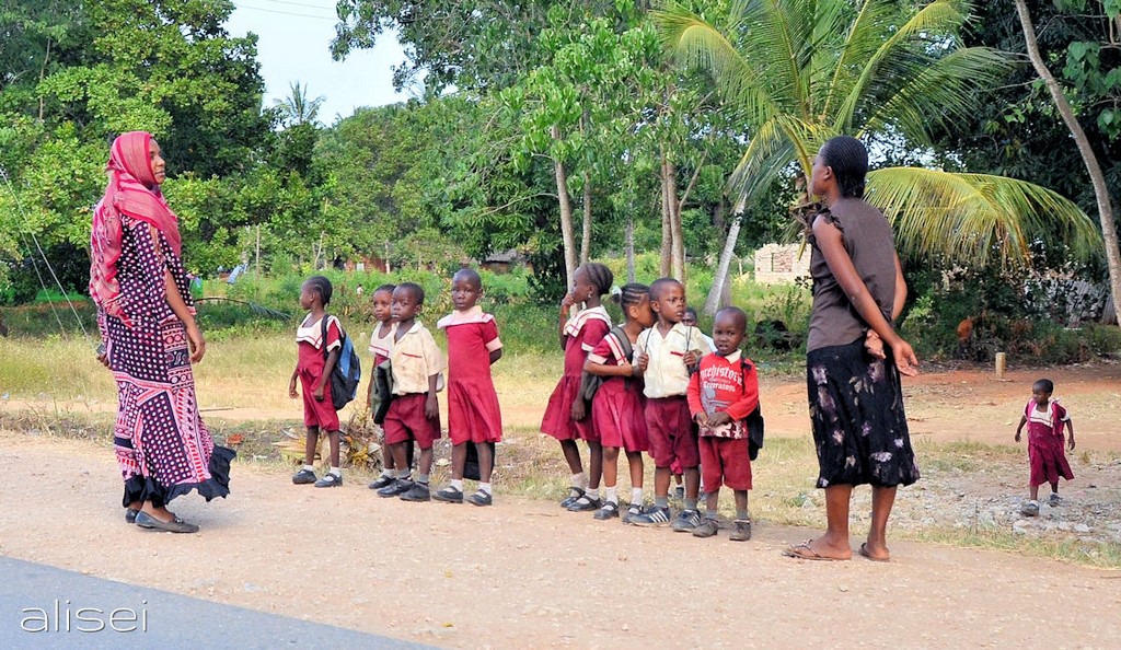 ​Bambini orinatamente in attesa scuola bus Kenya