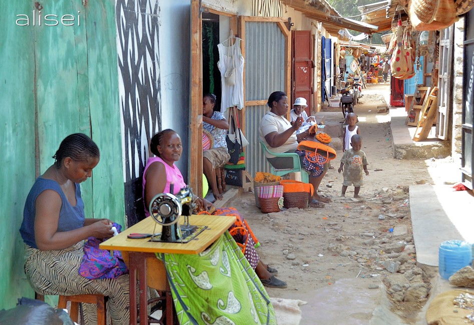 mercato turistico, donne cuciono vestiti a Malindi