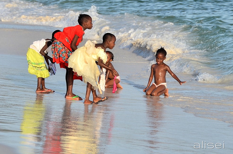 Giochi in acqua dei bambini a Watamu