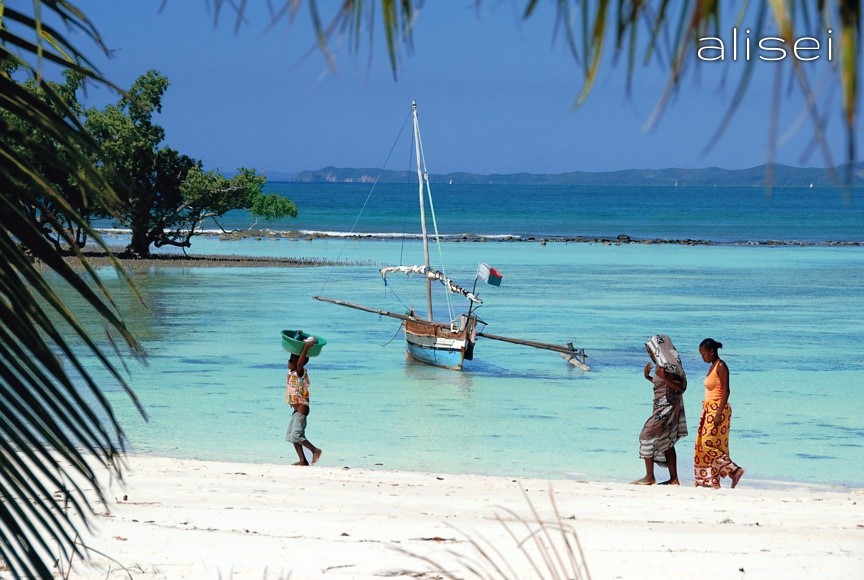 scorcio dalla spiagga del villaggio nosy iranja