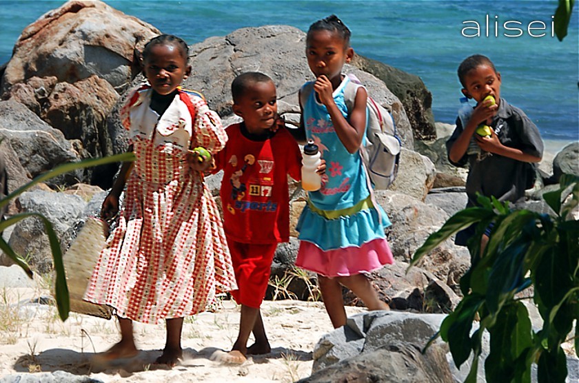 Bambini in cammino verso la scuola (Nosy Komba)