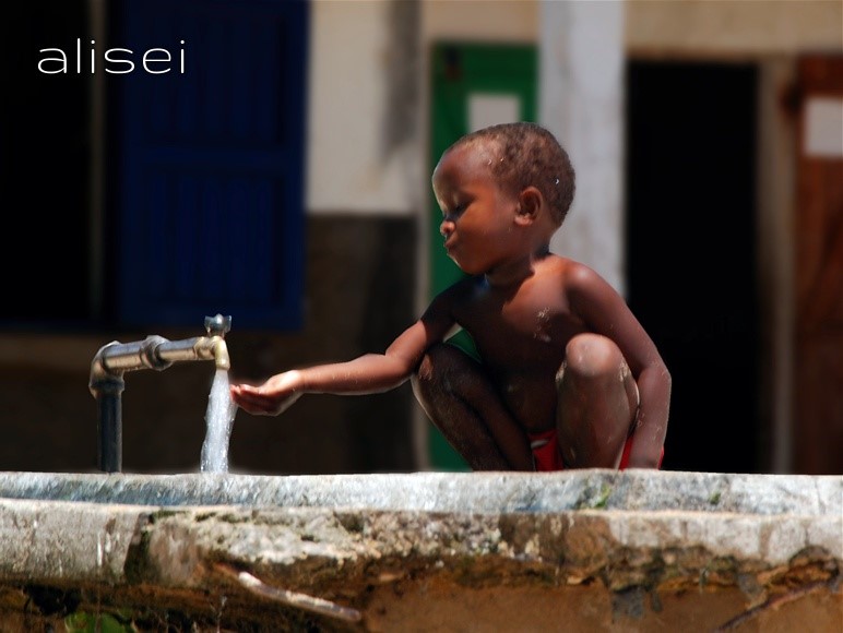 Bambino gioca con l'acqua (Nosy Komba)