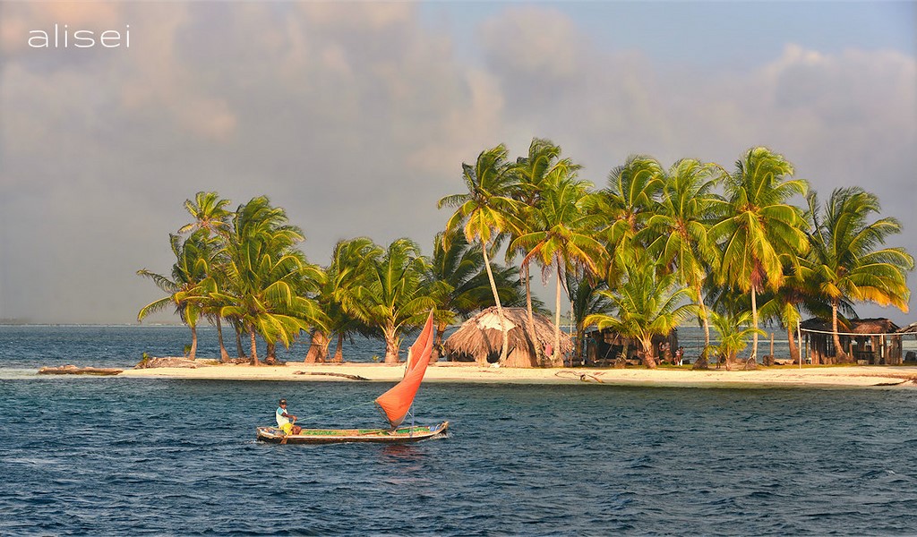 tramonto su piccola isola abitata a San Blas