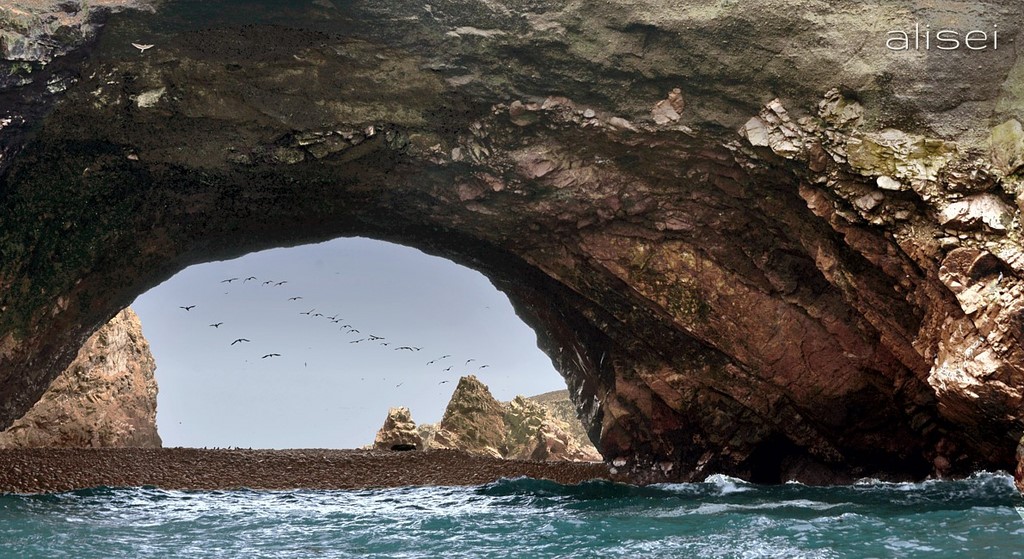 isole ballestas, rocce erose dal mare