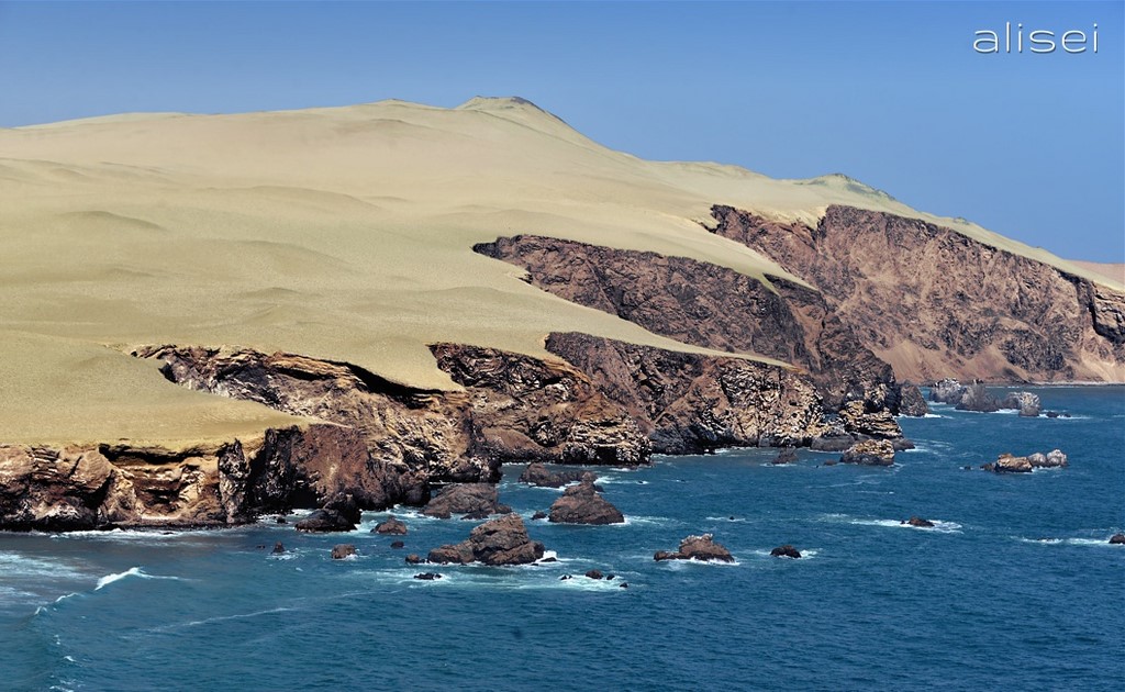 Riserva di Paracas, roccia ricoperta da sabbia