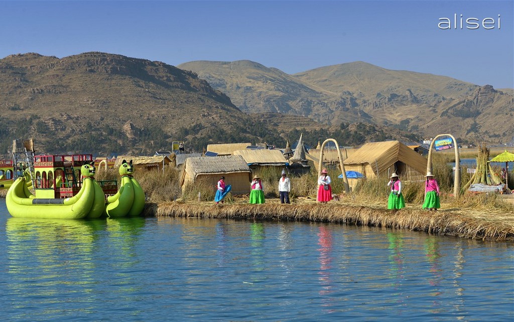 isola galleggiante lago titicaca, panorama