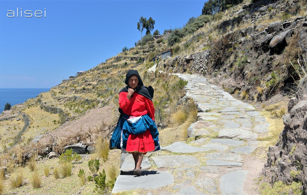 Donna in costume a Taquile 