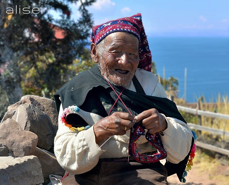 anziano all'uncinetto lago titicaca