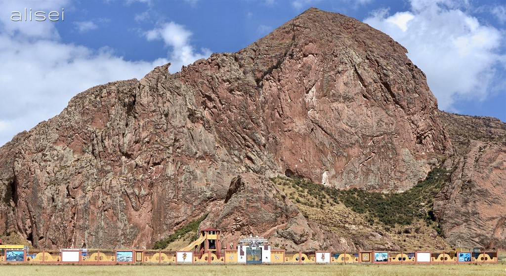 imponenete costone rocciosa perù