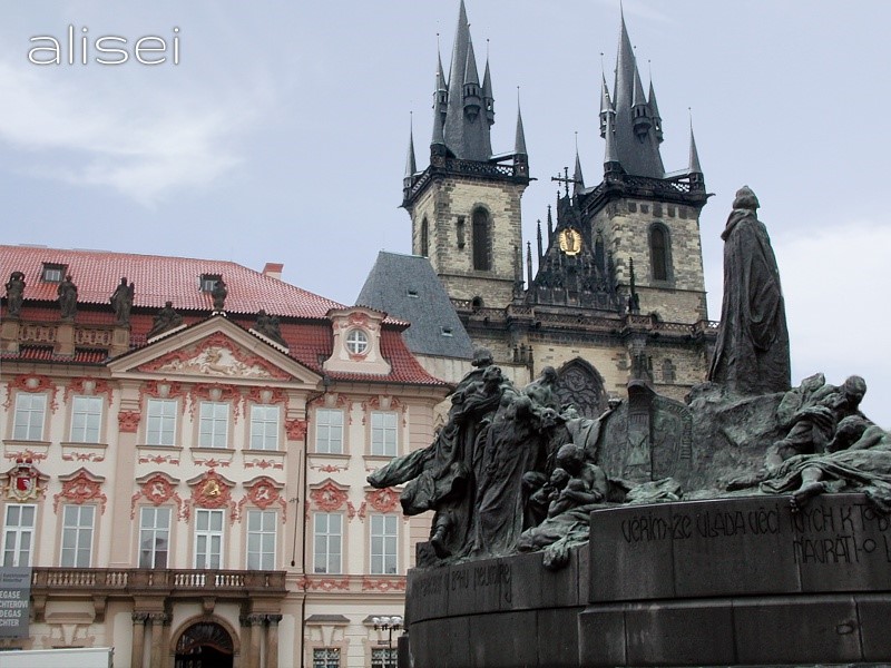 Piazza Staromĕstské con monumento a Jana Husa Praga