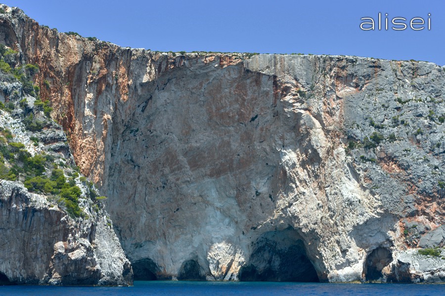 Grotte alla base di ripide pareti di Zante