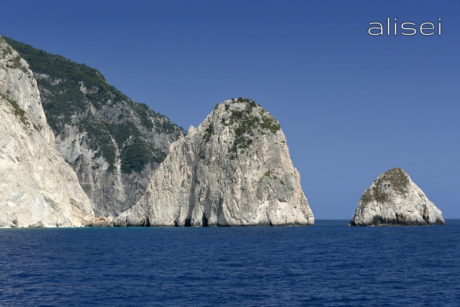 Faraglioni di Keri visti dal mare