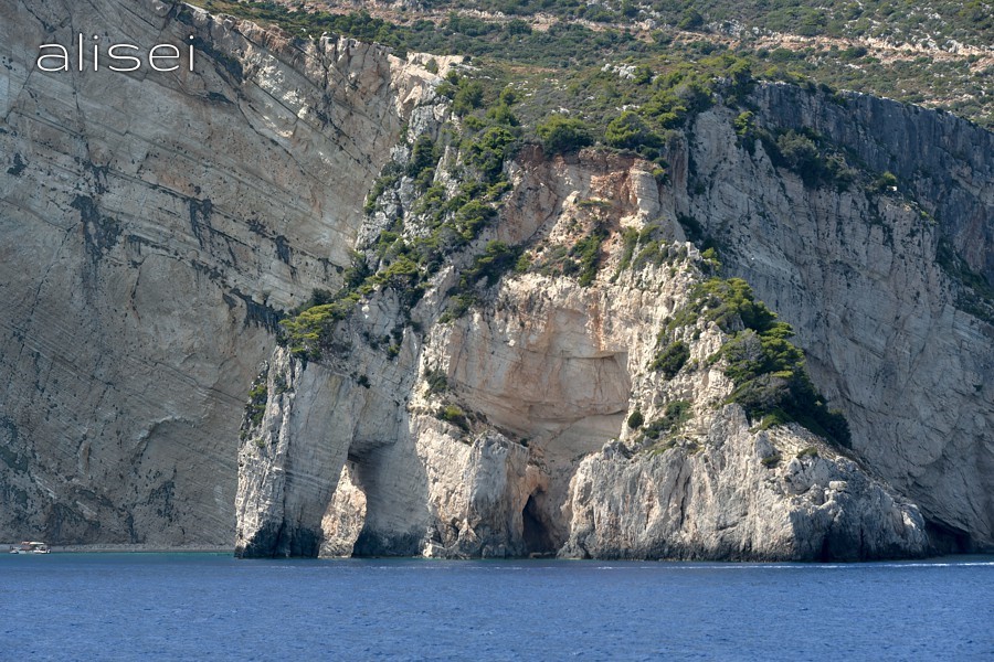 Zante, l'erosione del mare crea sculture