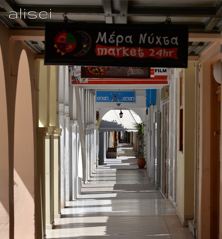 Zante città, portici vuoti