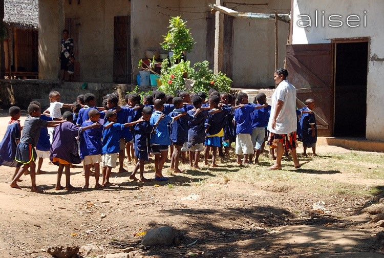 Ordine e disciplina a scuola (Nosy Komba)
