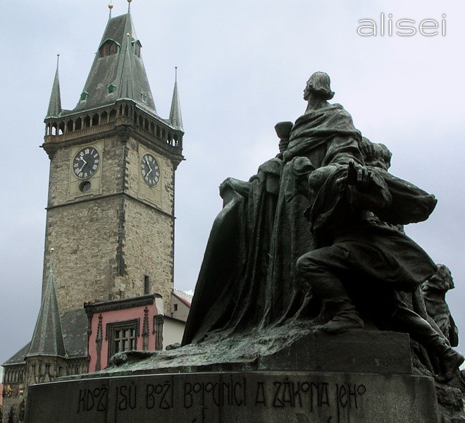 monumento a Jana Husa e sfondo del municipio Praga
