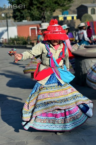 ballerina in costume peruviano