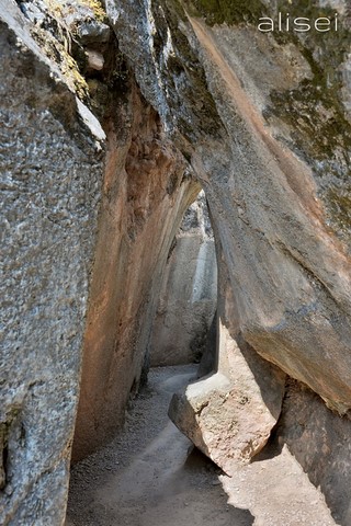 Sito inca Q'Enqo, passaggio tra le rocce