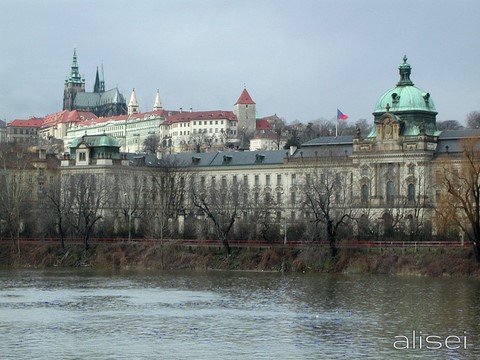 Veduta dalla Moldava sul castello di Praga
